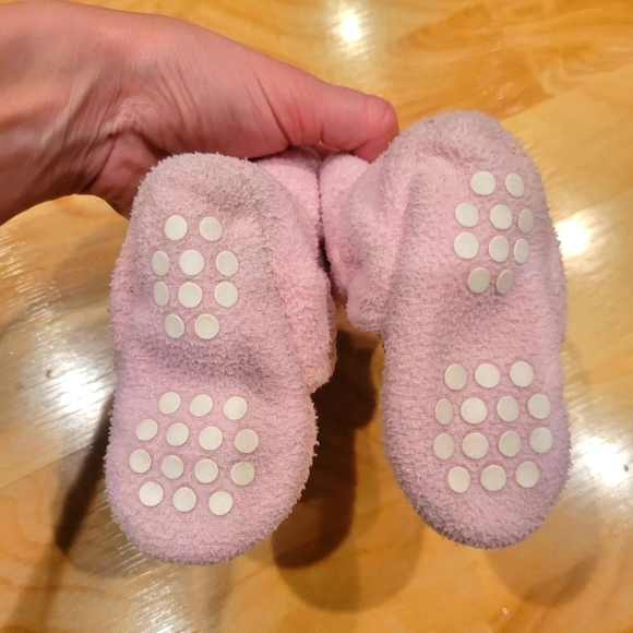 Luvable Friends Pink Fleece Baby Booties Size 6-12 Months - Picture 6 of 9